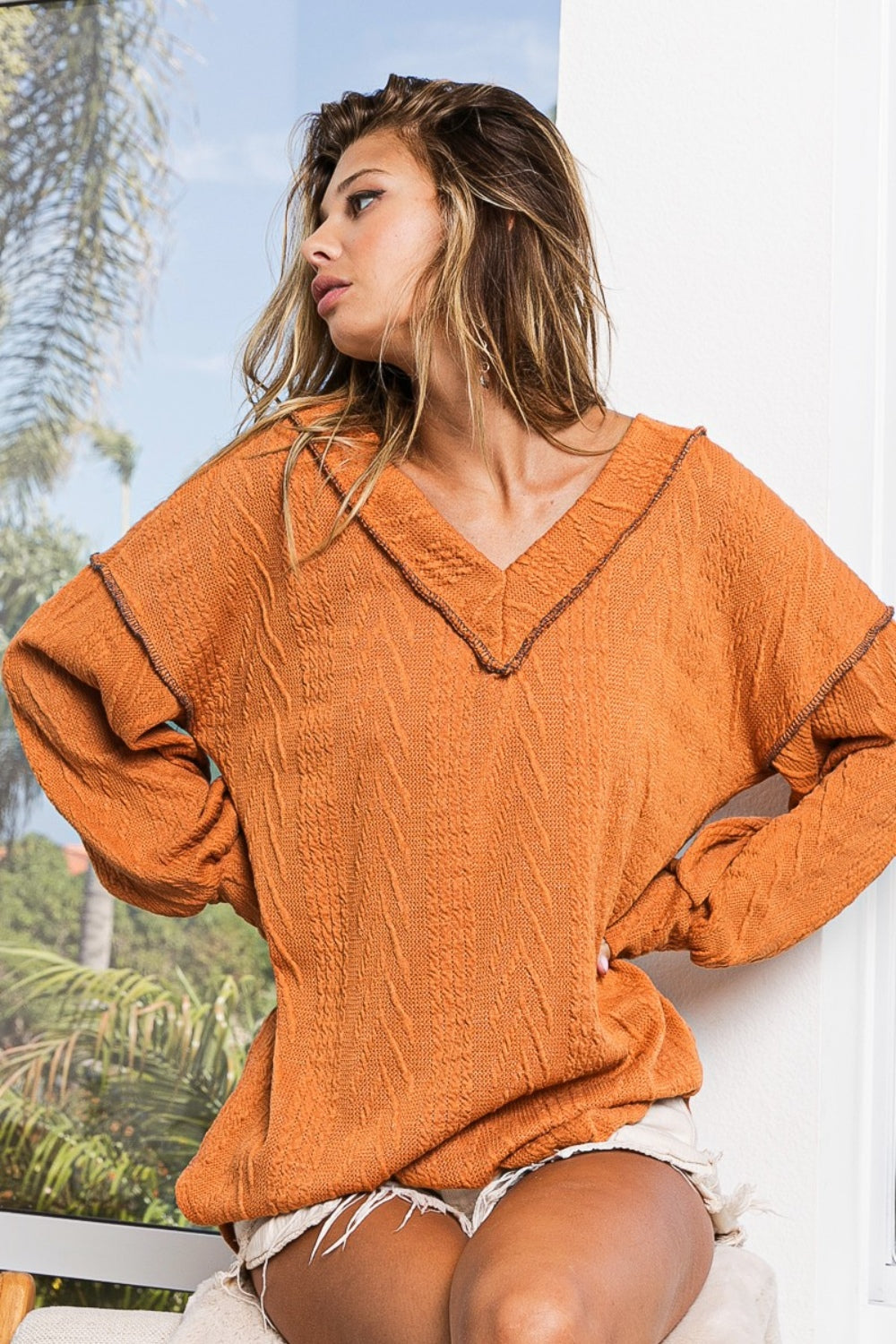 we219 Textured Exposed Seam Knit Top