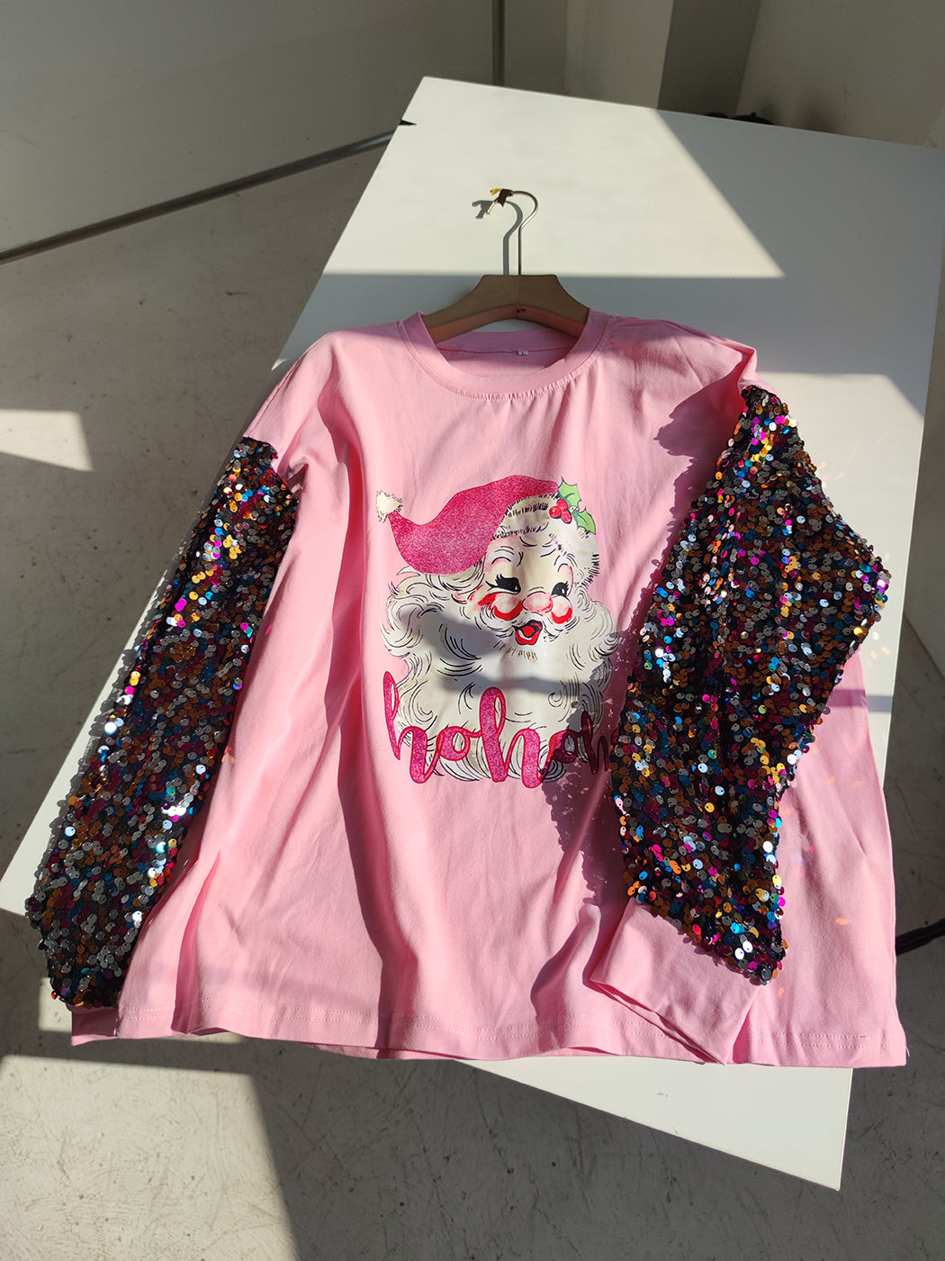 We110 Pink Santa Claus Printed Cotton Sequin Patchwork Holiday Sweatshirt Long Sleeved T-shirt for Women