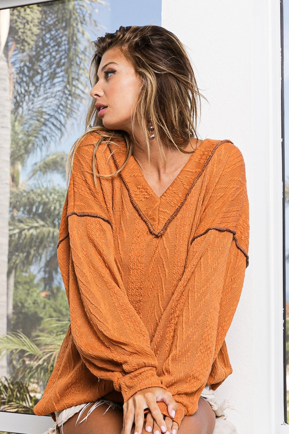 we219 Textured Exposed Seam Knit Top